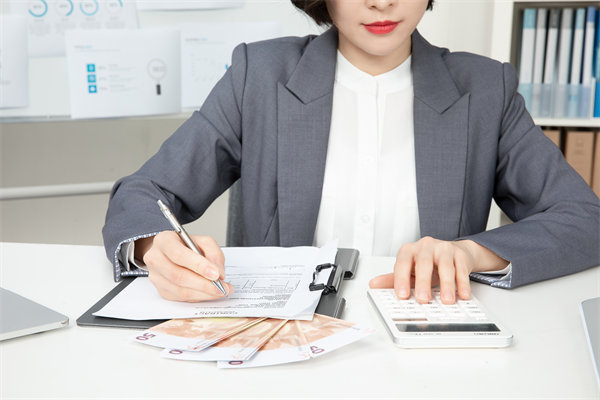 薪酬透明度：公開(kāi)薪資信息對(duì)企業(yè)和員工有何利弊？