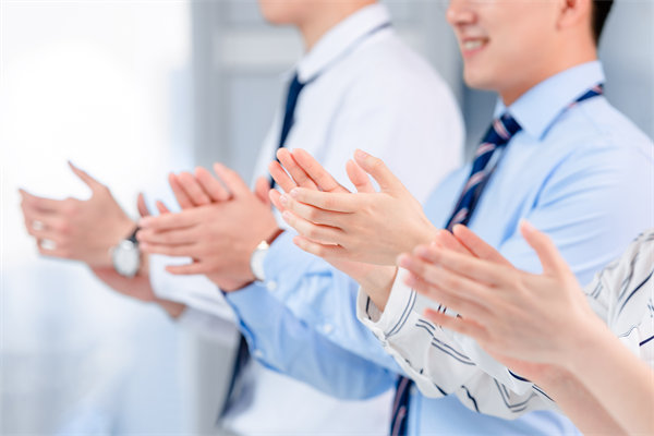 面對(duì)人才流失問(wèn)題，企業(yè)應(yīng)如何改進(jìn)人力資源策略？