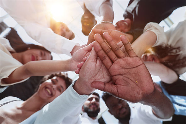 跨國企業(yè)如何管理文化差異以實現(xiàn)全球戰(zhàn)略協(xié)同？