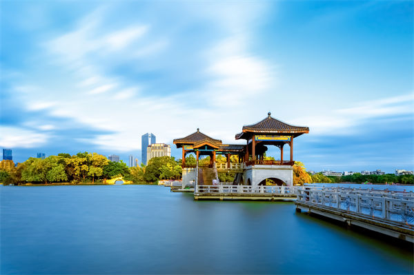 惠州戰(zhàn)略咨詢公司如何為企業(yè)定制長遠發(fā)展規(guī)劃？