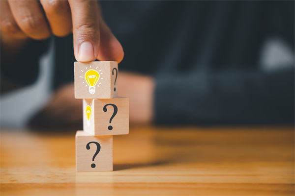 在制定企業(yè)戰(zhàn)略規(guī)劃時，如何平衡短期與長期目標？