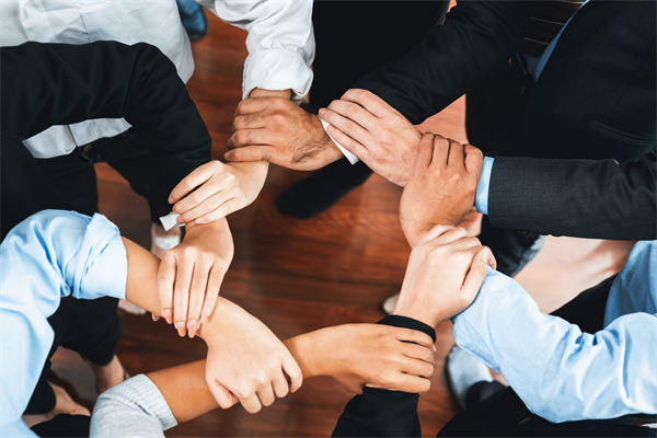在制定企業(yè)戰(zhàn)略規(guī)劃時，如何平衡短期與長期目標(biāo)？
