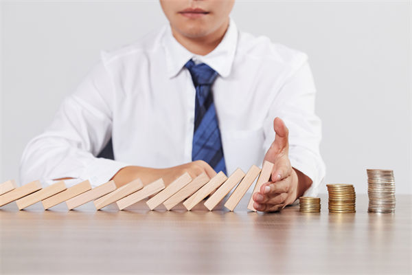 在年度經營計劃中，如何有效識別并應對潛在風險？