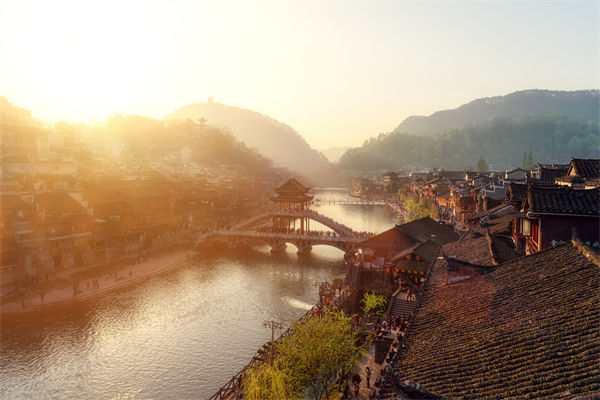 戰(zhàn)略規(guī)劃分析：村民不滿古鎮(zhèn)收門票，指引游客逃票